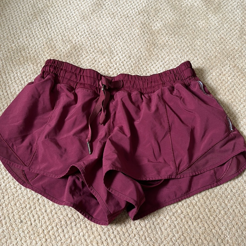 Lululemon great condition size 8 hottie hot shorts with tie front & back pocket